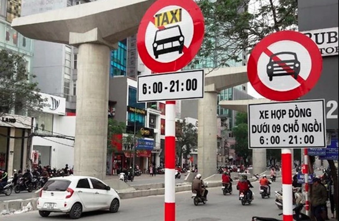 Hà Nội tạm bỏ cấm taxi trên 9 tuyến phố